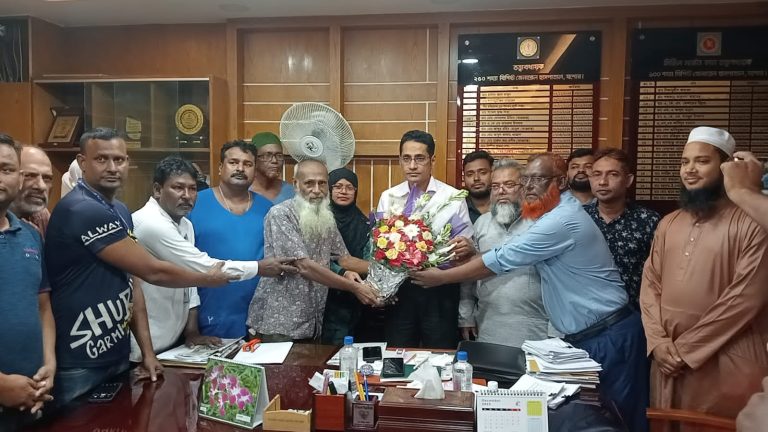 উপ-পরিচালক পদে পদোন্নতি: হাসপাতালের তত্ত্বাবধায়ককে ফুলেল শুভেচ্ছা