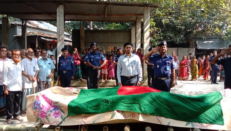 দৌলতপুরে বীর মুক্তিযোদ্ধা সুনীল চন্দ্র সূত্রধরের রাষ্ট্রীয় মর্যাদায় শেষ শ্রদ্ধা