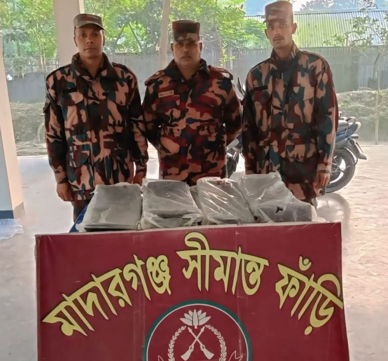 কুড়িগ্রাম সীমান্তে বিজিবির অভিযানে ১৩ লাখ টাকার ভারতীয় পণ্য জব্দ, গ্রেফতার ১