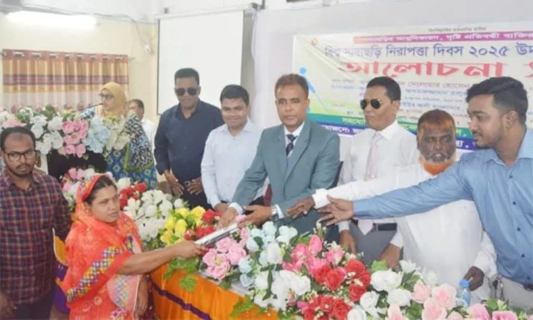 বরিশালে বিশ্ব সাদাছড়ি নিরাপত্তা দিবস উদযাপন: দৃষ্টি প্রতিবন্ধীদের মাঝে সাদাছড়ি বিতরণ
