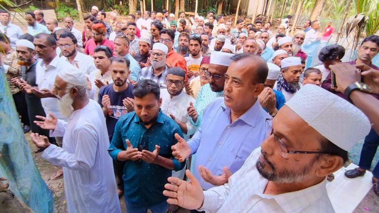 নাসিম উদ্দিন আকনের কবর জিয়ারতে: হাবিবুর রহমান সেলিম রেজা
