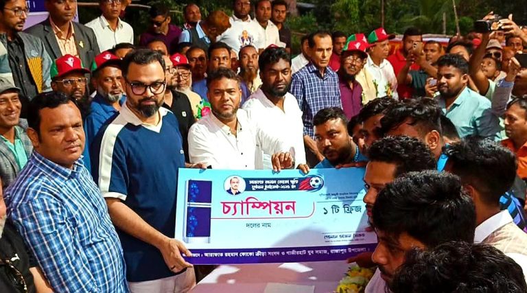 রাজাপুরে উৎসবমুখর পরিবেশে অনুষ্ঠিত কোকো স্মৃতি ফুটবল টুর্নামেন্টের ফাইনাল