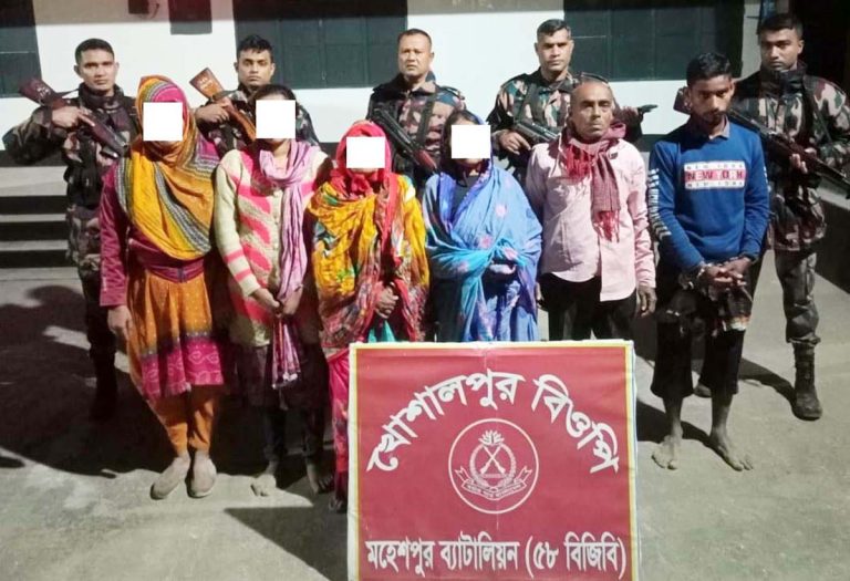 মহেশপুর সীমান্তে অনুপ্রবেশের সময় দালালসহ ৭ বাংলাদেশি আটক