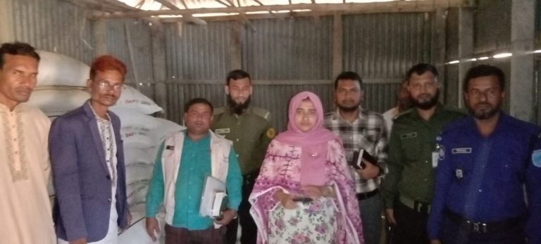দৌলতপুরে অধিক দামে সার বিক্রির দায়ে দোকানিকে ৩০ হাজার টাকা জরিমানা