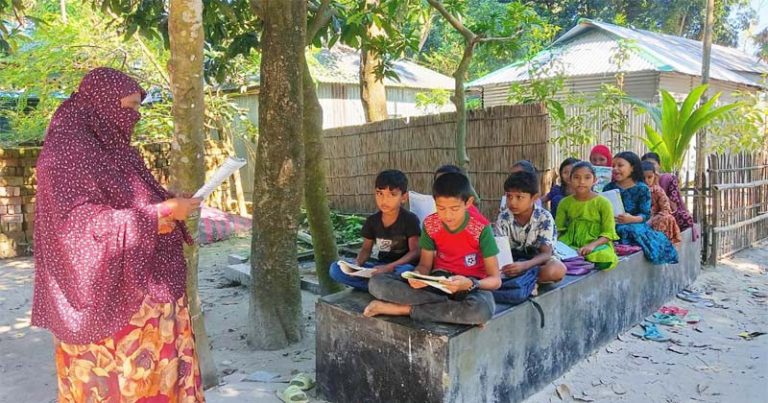 পথ অবরুদ্ধ-গাছতলায় ক্লাস নিতে বাধ্য চিলমারীর প্রাথমিক বিদ্যালয়ের শিক্ষকরা