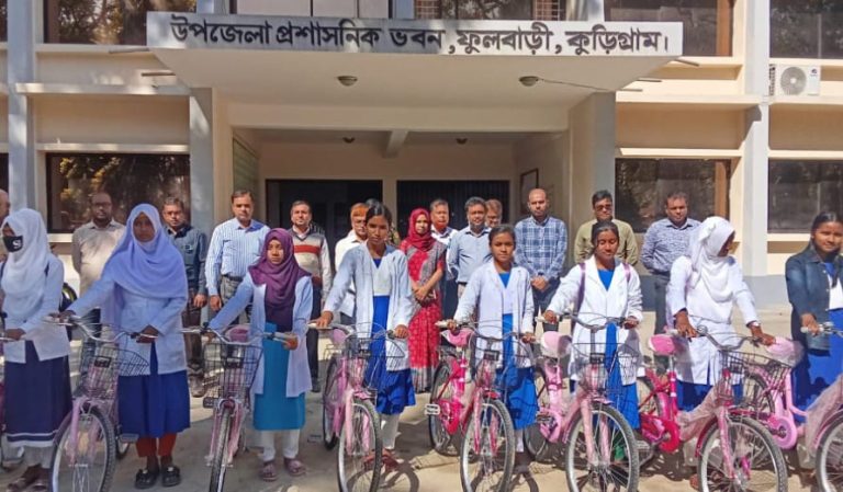 ফুলবাড়ীতে গরিব ও মেধাবী শিক্ষার্থীদের মাঝে বিনামূল্যে বাইসাইকেল বিতরণ