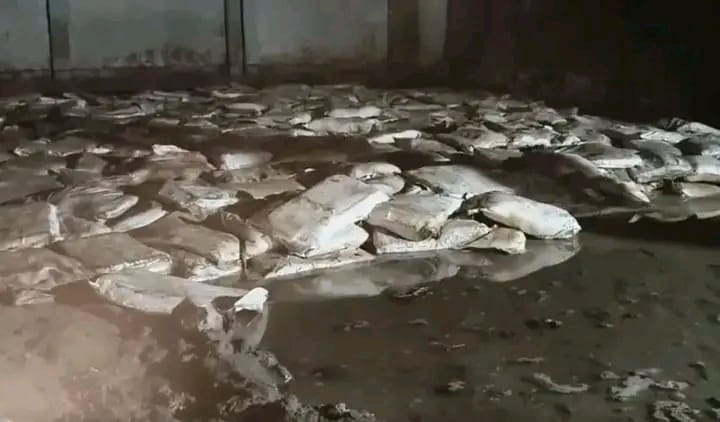 বরিশালে ঘূর্ণিঝড় রেমালে ক্ষতিগ্রস্ত ২৭২ টন সার দেড় বছর পর মাটিচাপা