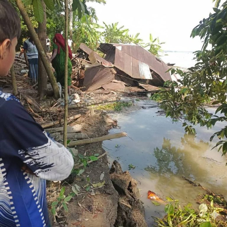 ভূমিকম্পে নদীগর্ভে বিলীন ঘরবাড়ি, বানারীপাড়ায় সহায়-সম্বলহীন এক পরিবার