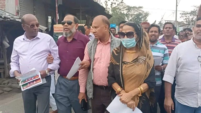 ঝালকাঠি–১ আসনে বিএনপির মনোনয়ন প্রত্যাশী মমতাজ বেগমের লিফলেট বিতরণ