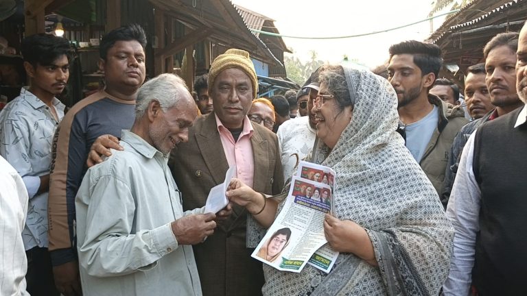 পিরোজপুরে এলিজা জামানের নেতৃত্বে ৩১ দফার লিফলেট বিতরণ