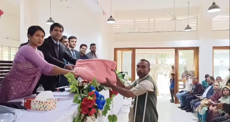 চরভদ্রাসনে দরিদ্র শিক্ষার্থী ও অভিভাবকদের মাঝে শিক্ষা উপকরণ ও কম্বল বিতরণ