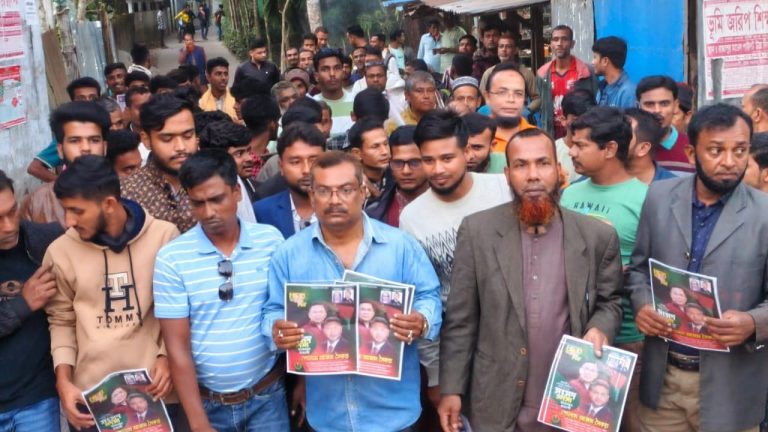 রাজাপুরে বিএনপির মনোনয়ন প্রত্যাশী সৈকতের পক্ষে লিফলেট বিতরণ