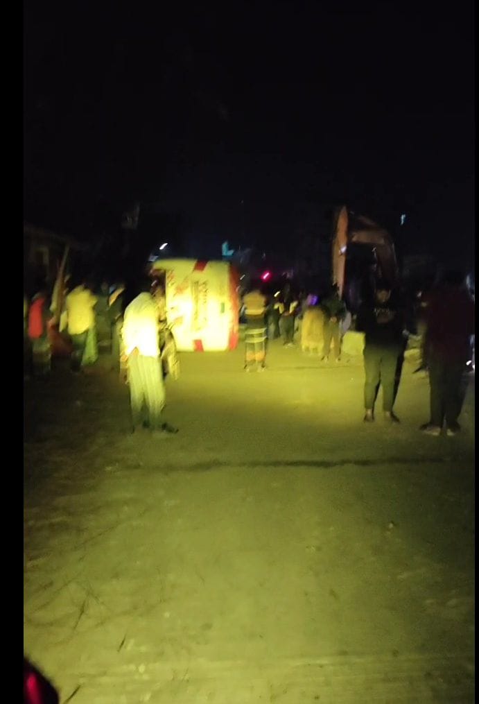 বদলগাছীতে বিয়ের যাত্রীবাহী বাস উল্টে আহত কমপক্ষে ৩০