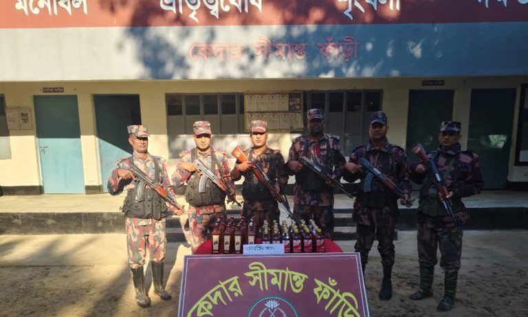 কুড়িগ্রাম সীমান্তে বিজিবির বিশেষ অভিযান: গরু ও বিদেশি মদ জব্দ