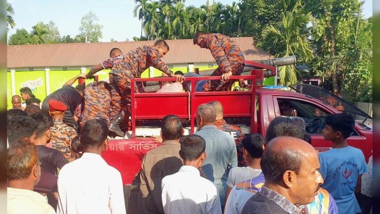 কুড়িগ্রামে ফায়ার সার্ভিস চালকের ঝুলন্ত মরদেহ উদ্ধার