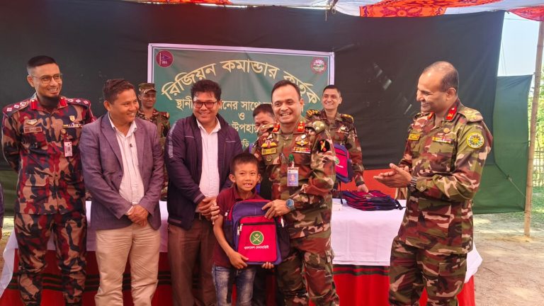 পানছড়িতে সেনাবাহিনীর মতবিনিময় সভা ও শীতবস্ত্র বিতরণ