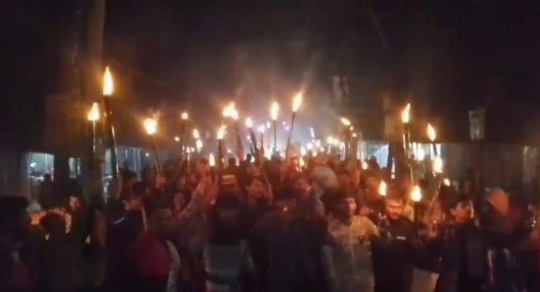 কুড়িগ্রাম-১ আসনে মনোনয়ন পরিবর্তনের দাবিতে সড়ক অবরোধ–মশাল মিছিল