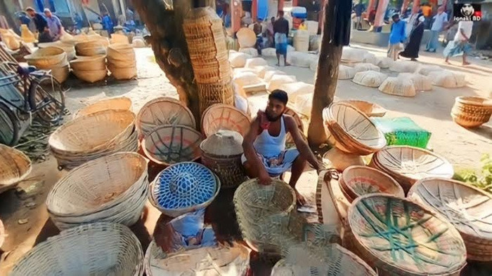 কুড়িগ্রামে বিলুপ্তির পথে ঐতিহ্যবাহী বাঁশশিল্প, টিকে থাকতে হাপিত্যেশ কারিগরদের