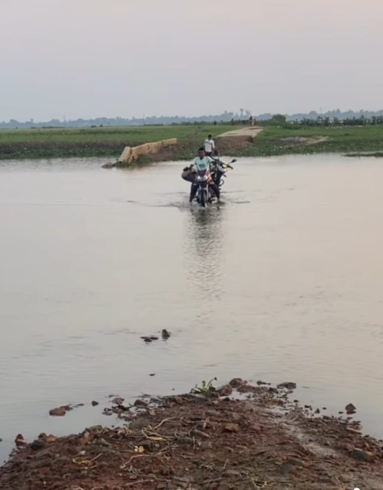 গোয়ালনগরে সাবমার্সিবল রাস্তা নির্মাণ কাজ বন্ধ: ১৪ গ্রামের মানুষের দুর্ভোগ চরমে