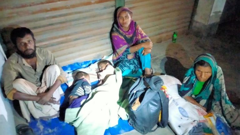 গৃহহীন শহিদুলের পরিবার রাত কাটছে খোলা আকাশের নিচে