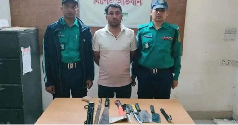 চট্টগ্রামে সেনাবাহিনীর অভিযানে পাঁচ মামলার আসামি অস্ত্রসহ গ্রেফতার