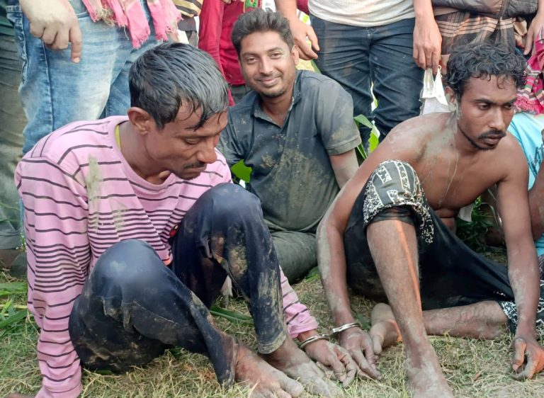 মহেশপুরে কৃষকের ছদ্মবেশে অভিযান, ডাকাত দলের দুই সদস্য গ্রেপ্তার