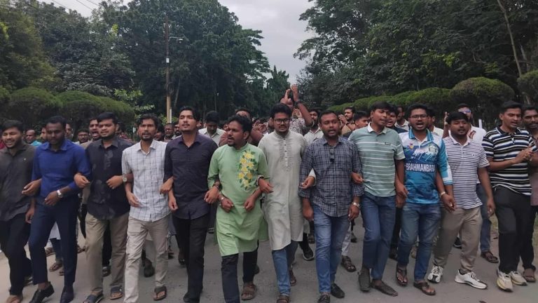 ইবিতে জুলাই বিরোধী শক্তির আস্ফালনের প্রতিবাদে বিক্ষোভ মিছিল 