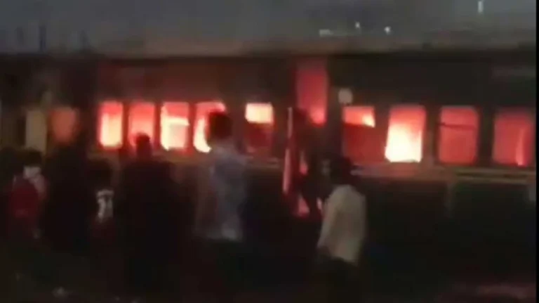 লকডাউন কর্মসূচি ঘিরে রাজধানীর তেজগাঁওয়ে ককটেল বিস্ফোরণ ও ট্রেনে আগুন