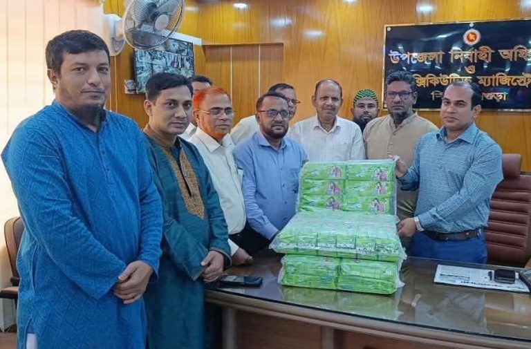 শিবগঞ্জে ছাত্রীদের স্বাস্থ্য সচেতনতা বাড়াতে প্রগতি সংস্থার স্যানিটারি ন্যাপকিন বিতরণ