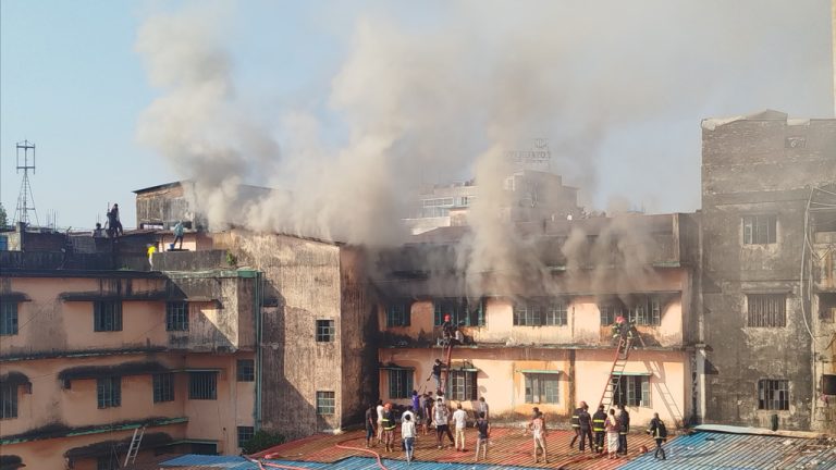 চট্টগ্রামের কদমতলী এলাকায় কম্বলের গোডাউনে আগুন, তিন ঘণ্টা পর নিয়ন্ত্রণে