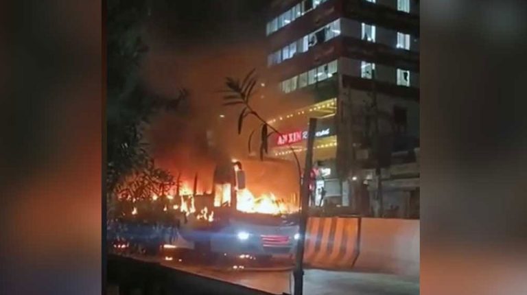 রাজধানীর দোলাইরপাড়ে বাসে আগুন