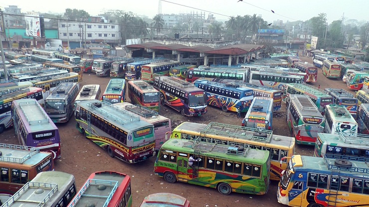 হাফ ভাড়া ইস্যুতে শিক্ষার্থী–শ্রমিক সংঘর্ষ: বরিশাল থেকে সব রুটে বাস বন্ধ