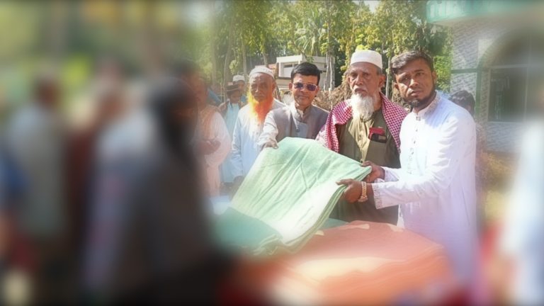 পিরোজপুরে ব্যারিস্টার পার্থর পক্ষ থেকে শীতার্তদের মাঝে শীতবস্ত্র বিতরণ