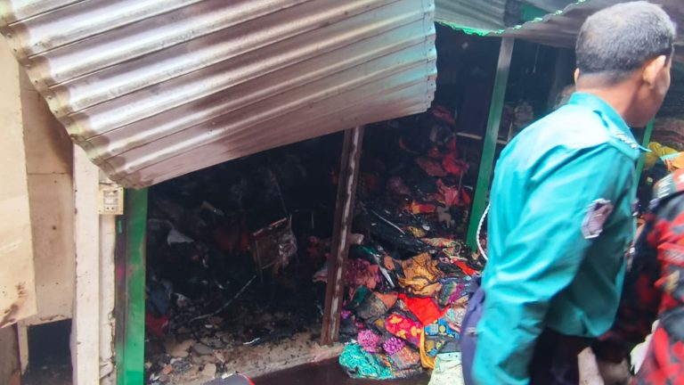 সাহেববাজারে কাপড় পট্টিতে ভয়াবহ অগ্নিকাণ্ড: তিন দোকানে কোটি টাকার ক্ষতি