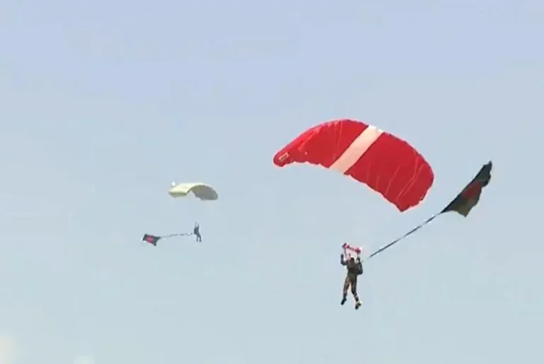 সর্বাধিক পতাকা হাতে প্যারাস্যুটিংয়ে বাংলাদেশের বিশ্বরেকর্ড