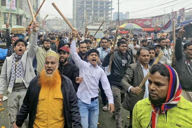 কারওয়ান বাজারে চাঁদাবাজি বন্ধের দাবিতে মানববন্ধনে হামলা, ধাওয়া-পাল্টা ধাওয়া