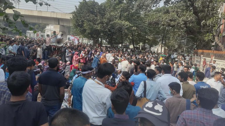 ঢাকা সেন্ট্রাল ইউনিভার্সিটির অধ্যাদেশ জারির দাবিতে শিক্ষা ভবনের সামনে সাত কলেজ শিক্ষার্থীদের অবস্থান