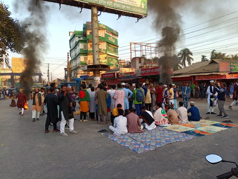 হাদি হত্যার প্রতিবাদে কুড়িগ্রামে বিক্ষোভ ও সড়ক ব্লকেড