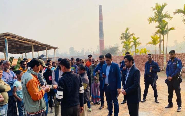 কুড়িগ্রামে দুই ইটভাটাকে ৩ লাখ ২০ হাজার টাকা জরিমানা, কার্যক্রম বন্ধের নির্দেশ