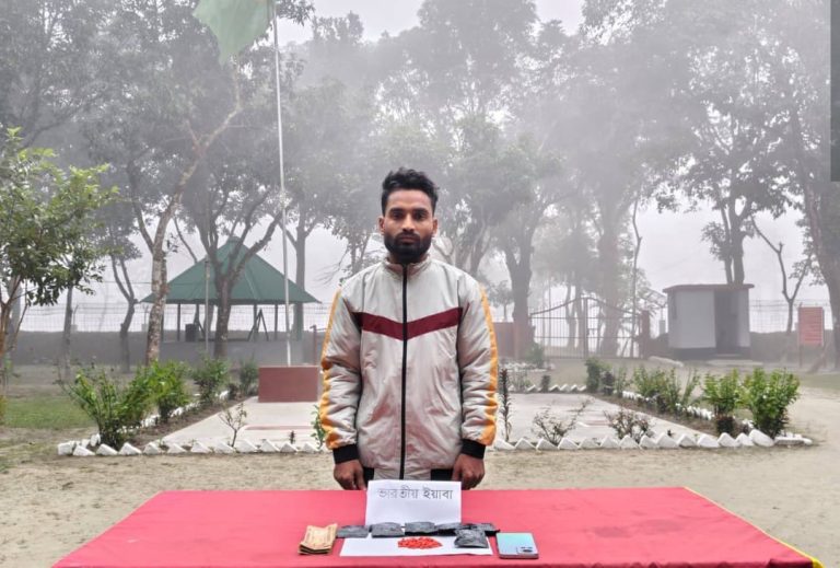 ফুলবাড়ী সীমান্তে বিজিবির অভিযানে প্রায় দুই হাজার পিস ইয়াবা জব্দ, আটক ১
