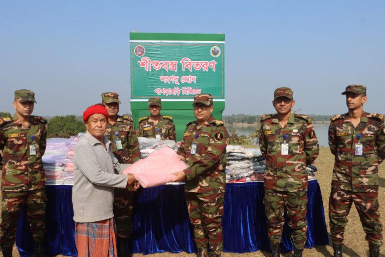 সেনাবাহিনীর উদ্যোগে লংদু জোনে অসহায় ও দরিদ্র মানুষদের মাঝে শীতবস্ত্র বিতরণ