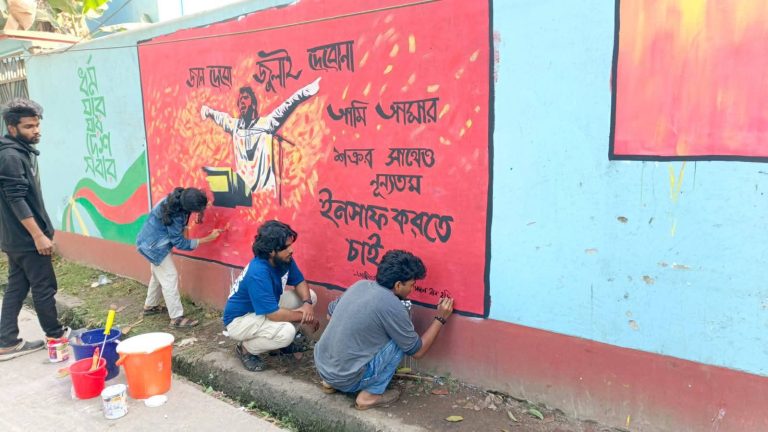 হাদির স্মরণে ঝালকাঠির দেয়ালে দেয়ালে প্রতিবাদী গ্রাফিতি অঙ্কন