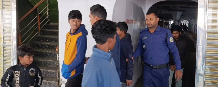 মেঘনায় দুই লঞ্চের সংঘর্ষ: ঝালকাঠিতে ৪ কর্মীসহ ‘অ্যাডভেঞ্চার-৯’ আটক