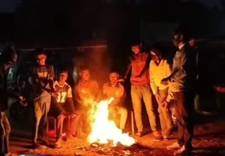 নাসিরনগরে হাড়কাঁপানো শীতে খরখুটো জ্বালিয়ে শীত নিবারণের চেষ্টা