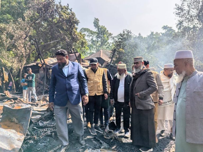 পিরোজপুরে অগ্নিকাণ্ডে পুড়লো ৩ বাড়ি: ক্ষতিগ্রস্তদের পাশে মাসুদ সাঈদী