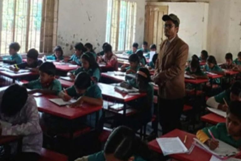 বার্ষিক পরীক্ষায় শিক্ষকদের কর্মবিরতি: দায়িত্ব কাঁধে নিলেন অভিভাবক ও শিক্ষা কর্মকর্তারা