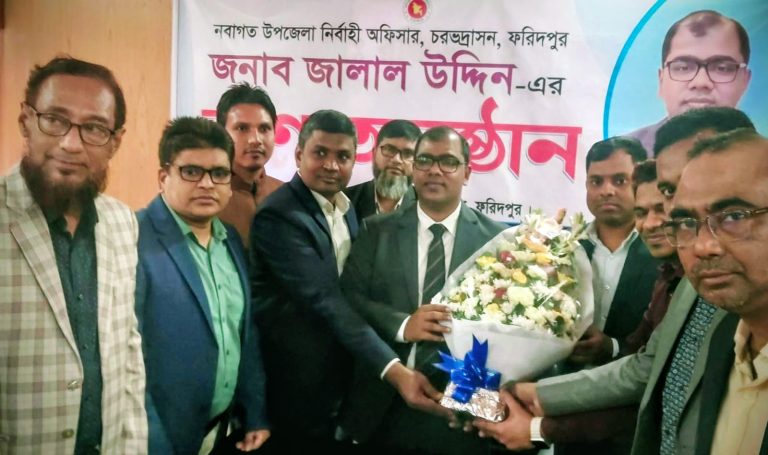 চরভদ্রাসনে নতুন ইউএনও জালাল উদ্দিনকে অফিসার্স ক্লাবের ফুলেল শুভেচ্ছা