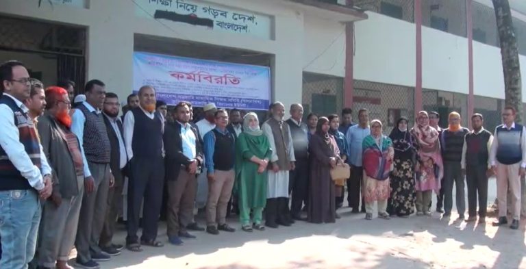 কুড়িগ্রামে প্রাথমিক ও মাধ্যমিক শিক্ষকদের আন্দোলনে স্থবির পরীক্ষা কার্যক্রম, বিপাকে হাজারো শিক্ষার্থী