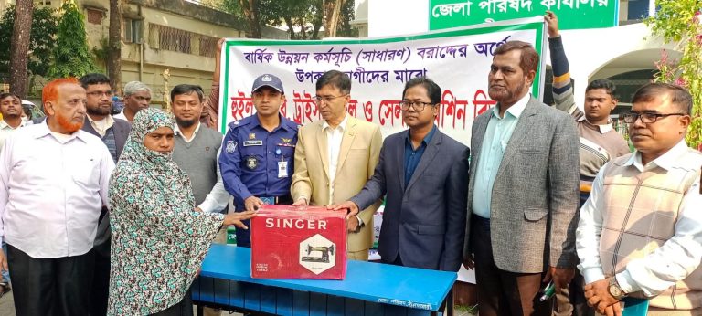 নীলফামারীতে জাতীয় প্রতিবন্ধী দিবসে সেলাই মেশিন, হুইল চেয়ার, ট্রাইসাইকেল ও কম্বল বিতরণ