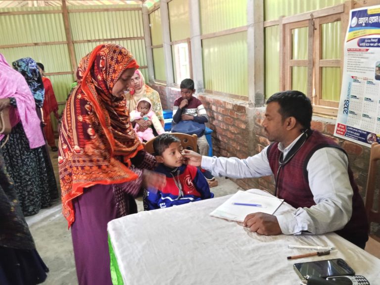 নীলফামারীতে আবুল হোসেন রেসিডেন্সিয়াল মডেল স্কুলে ফ্রি মেডিক্যাল ক্যাম্প, সেবা নিলেন শতাধিক মানুষ